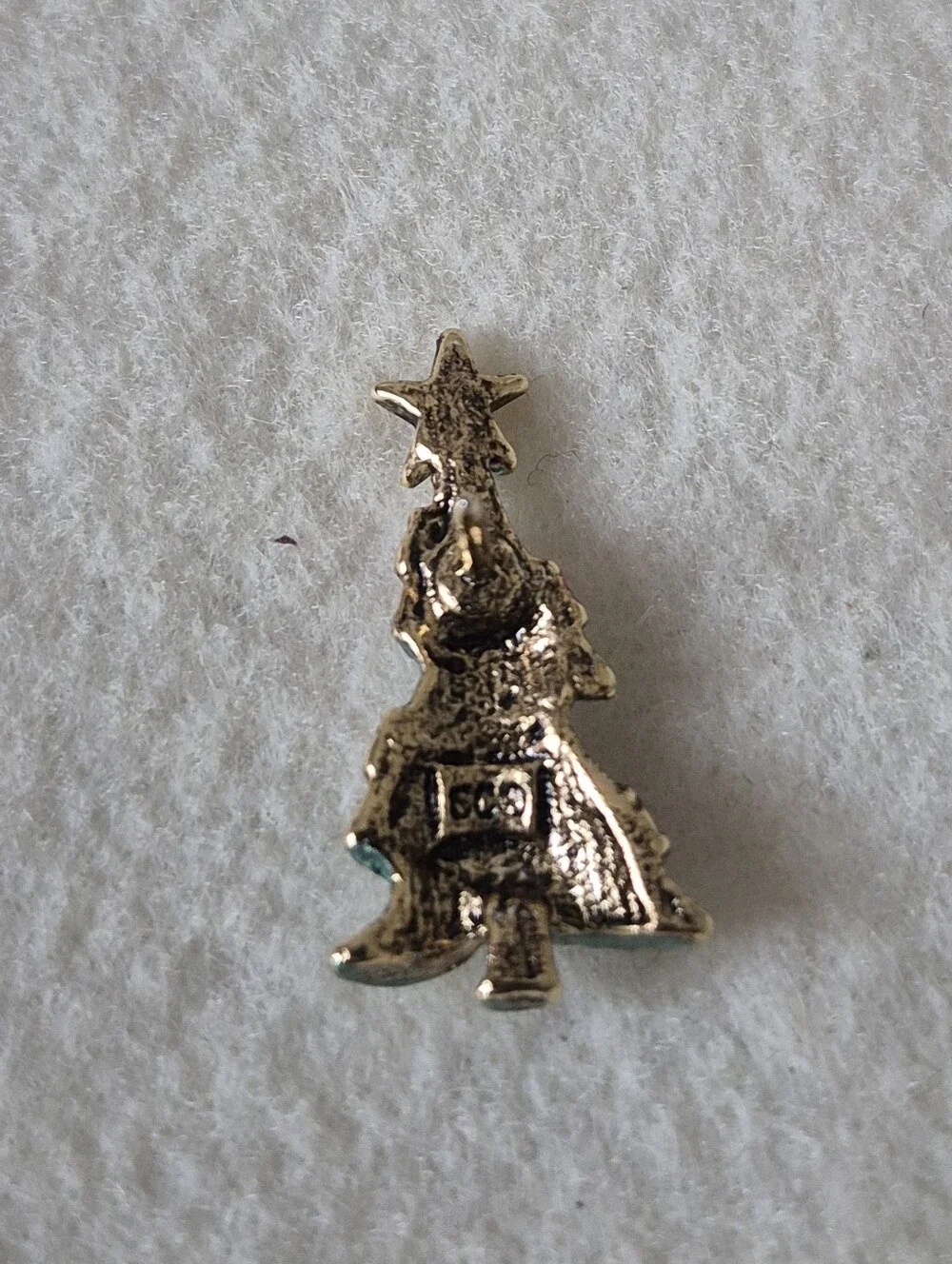 Sarah Coventry Vintage Christmas Tree Enamel And  Rhinestone Lapel Pin